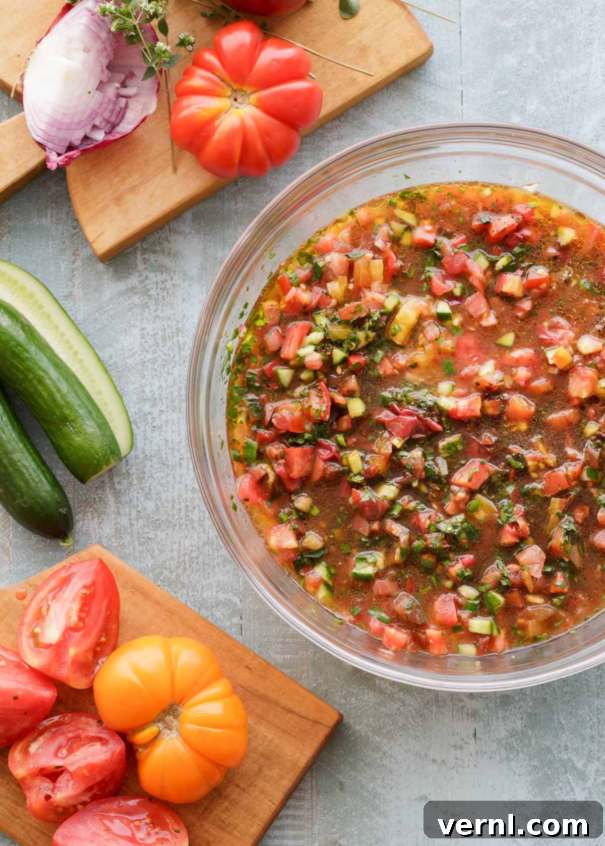 ντοματόσουπα γκασπάτσο | AFoodCentricLife.com Ένα μεγάλο γυάλινο μπολ με χονδροκομμένο γκασπάτσο με ντομάτες και λαχανικά πριν την πολτοποίηση.