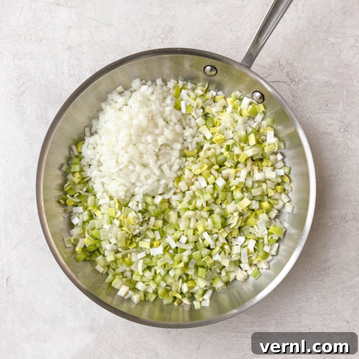 Turkey Stuffing Prep 1 Κομμένα λαχανικά γέμισης σε ανοξείδωτο τηγάνι έτοιμα για σοτάρισμα.