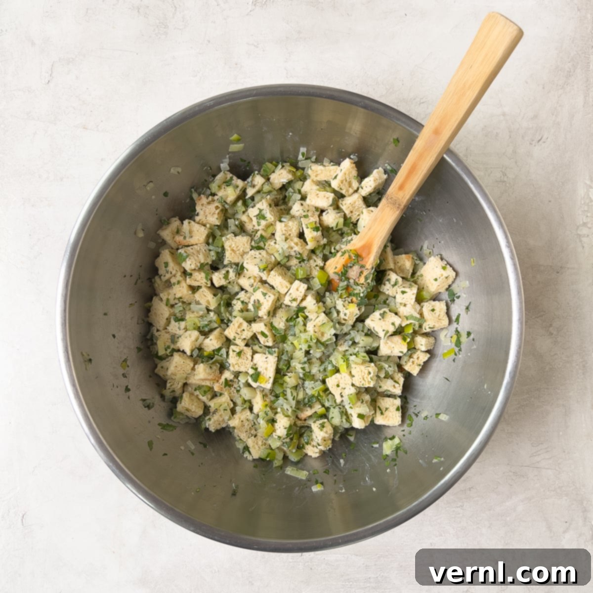 Turkey Stuffing Prep 2 Μπολ ανάμειξης με ψωμί, βότανα και λαχανικά.