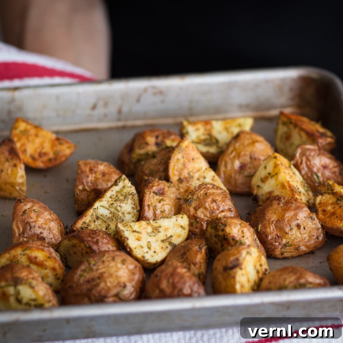 Roasted Red Potatoes Τραγανές ροδοκόκκινες ψητές πατάτες σε ταψί με κομμάτια δεντρολίβανου.