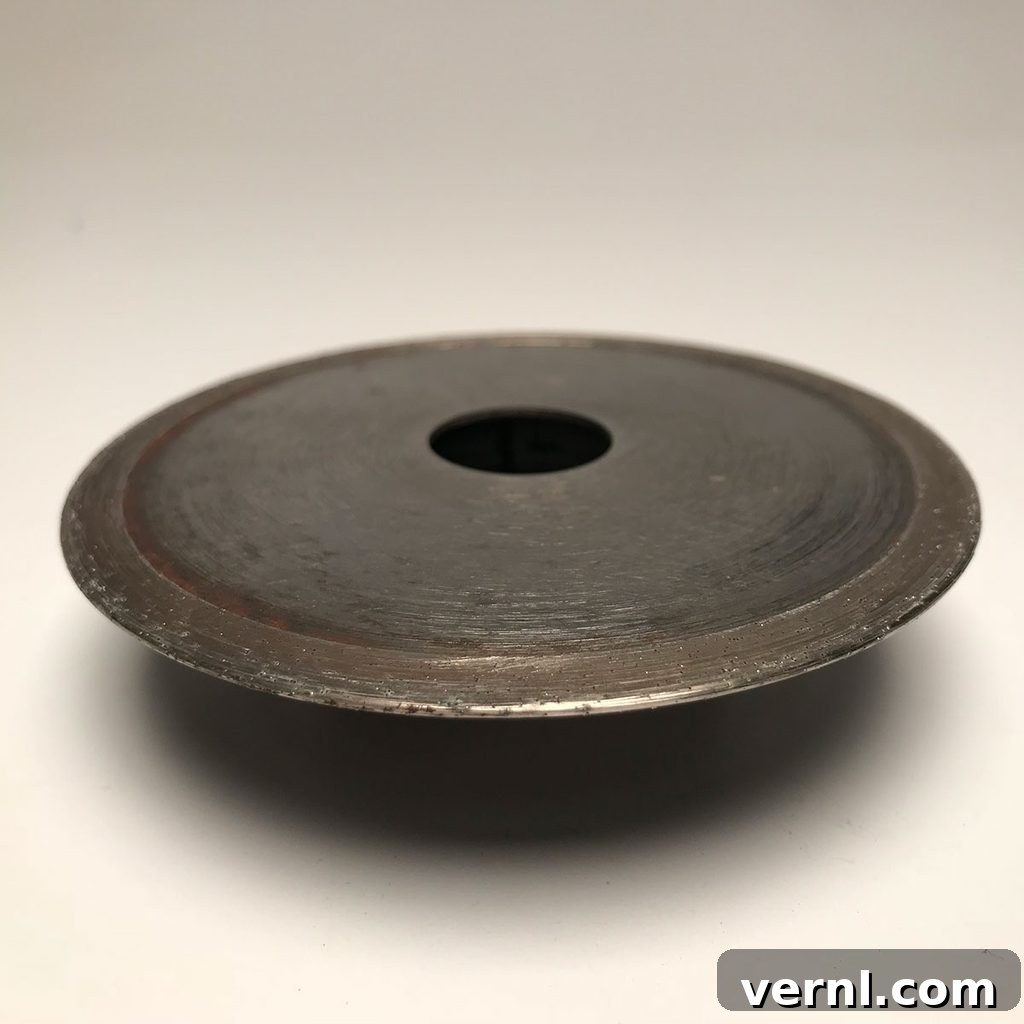 Continuous Rim Diamond Blade A continuous rim diamond blade, perfect for ultra-smooth cuts on delicate materials