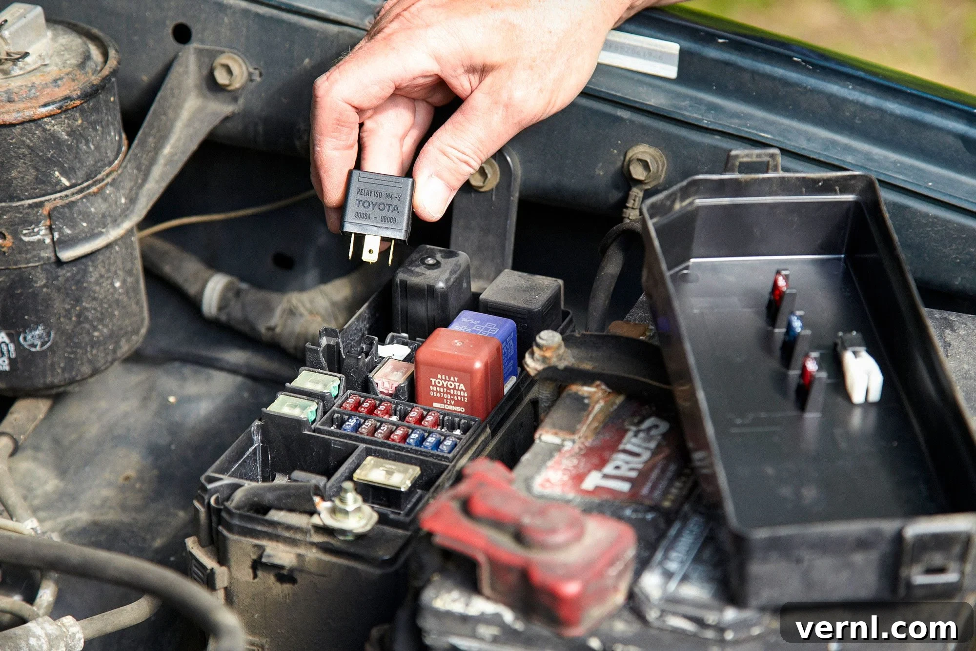 Araba Çalışmıyorsa Panik Yok: İlk Müdahale Rehberi 4 changing relays of a car