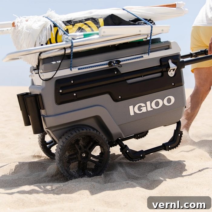 Igloo Trailmate Journey Soğutucu: Yazın Tüm İhtiyaçlarınıza Serin Çözüm 2 Igloo Trailmate Journey 70 Quart Cooler with all-terrain wheels and integrated features for outdoor use