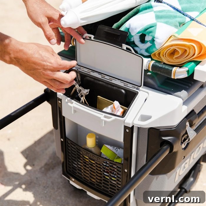 Igloo Trailmate Journey Soğutucu: Yazın Tüm İhtiyaçlarınıza Serin Çözüm 4 Happy customer with Igloo Trailmate Journey 70 Qt Cooler, showcasing its user-friendly design and features