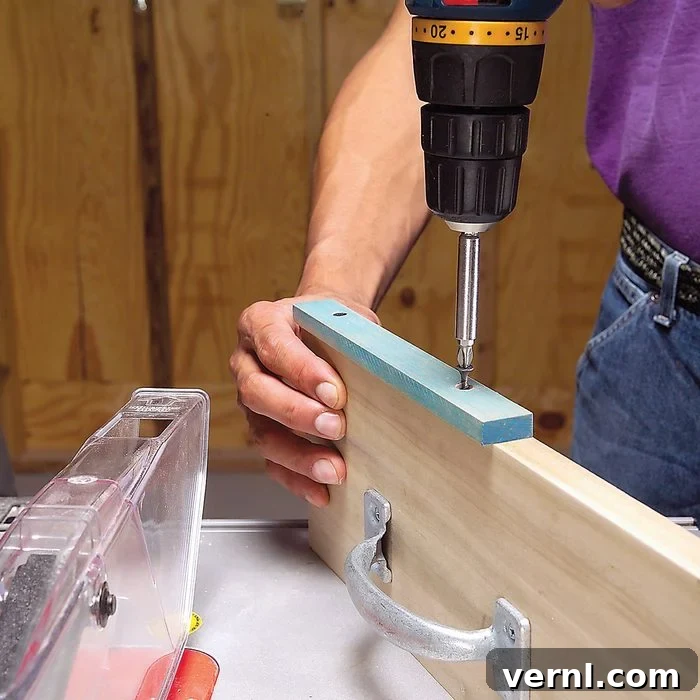 Cutting narrow strips with a sliding jig on a table saw