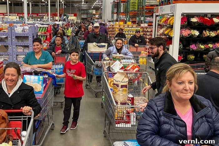 Kendin Yap'çılar İçin Costco'da Ne Alınır, Ne Alınmaz? 2 Shoppers flooded Costco causing a check-out line stretching to the back of the store as they stocked up on household